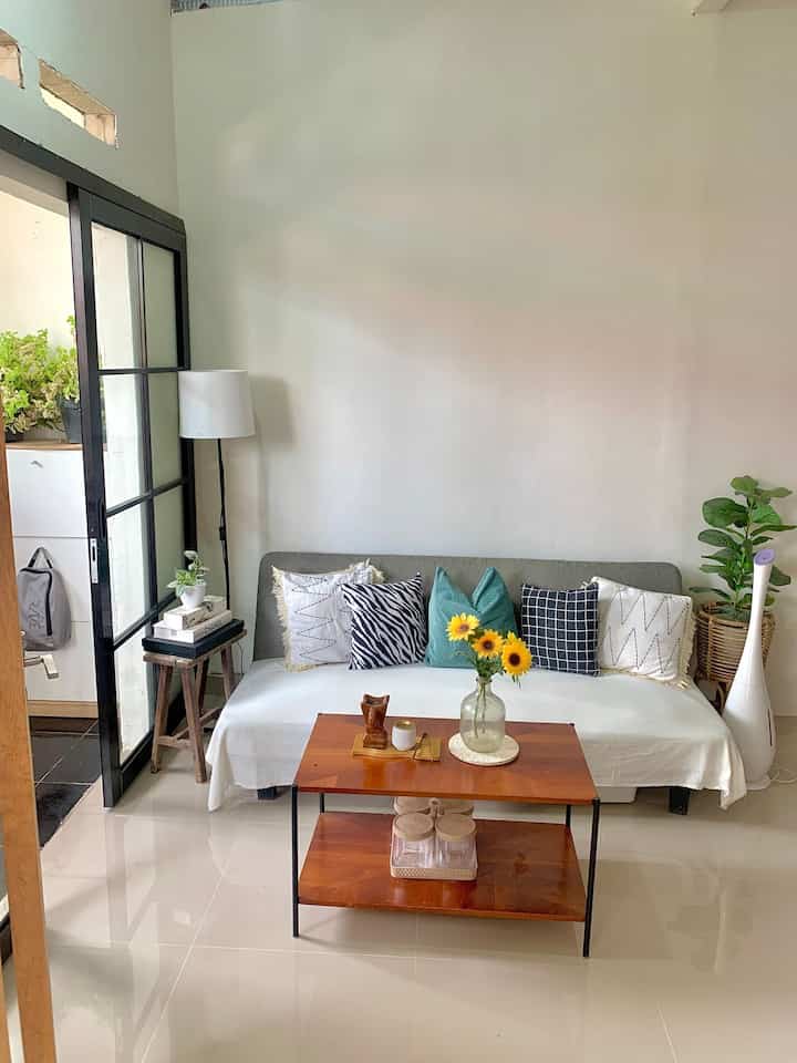 Hai tetangga Ohouse! Kali ini aku mau sharing tentang transformasi ruang tamu dirumah aku, awalnya ruang tamuku kecil dan gelap banget karena jendela dari developer juga kecil, akhirnya aku mutusin untuk renovasi rumah ini, yang tadinya teras bersampingan 2 kamar dan dapur kami bongkar semua dindingnya dan kami jadikan openspace, sengaja dibongkar biar terlihat lebih luas lowong dan juga terang dengan menambahkan pintu geser berukuran 2x2 meter

Setelah transformasi ini rumah jadi lebih banyak bukaan dan terang, terlihat lebih luas dan makin banyak udara yg masuk jadi tidak pengap dan lembab 😍🥰

#ruangtamu #smallchangesbigimpact #inspirasirevovasi #beforerenovasi #afterrenovasi #ruangtamuidaman #cattembok #wallmoulding #lantaikeramik #sofaruangtamu #sofa #warnacatruangtamu #wallpaperdinding #lantaivynil #dekorasiruangtamu 