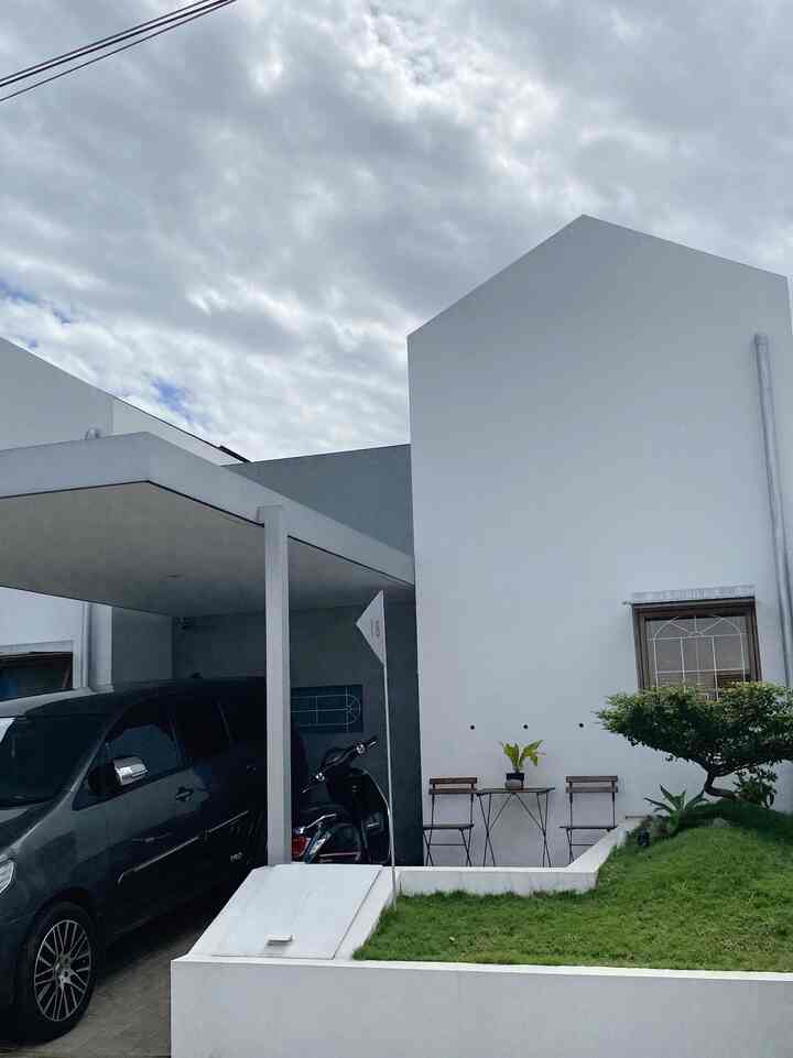 Taman Fasad sebelum dan sesudah di ganti.

Jadi awal pindah kerumah ini, kita punya. 1 tanaman katapang kencana yang sudah di bonsai, dan akhirnya kita ganti ke palem phoenix dan menambahkan beberapa tanaman lain seperti ekor kuda. 

fasad ini memiliki lebar 6meter, memiliki 1 carport, taman outdoor, dan area santai.

semoga menginspirasi 🤍

#PagarMetal #InspirasiFasad #FasadStyle #fasadrumah #fasadminimalist #fasadscandinavian