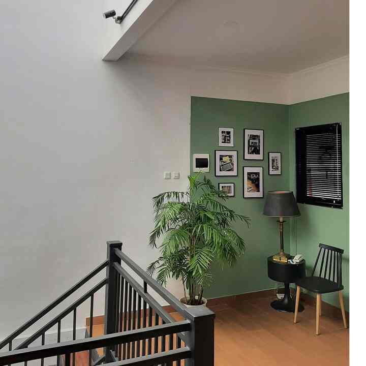 Merubah ambience ruangan ga harus yg susah2 apalagi mahal, cukup dengan bermain warna pada cat dinding aj udh bisa membawa nuansa baru, bisa dikerjakan tanpa tenaga ahli & ga usah harus selalu 1ruangan full. coba explore dengan warna2 yg lebih berani biar lebih seruu 


#Smallchangesbigimpact #Inspirasirenovasi #Catdinding #Bermainwarna #Pojokestetik #Industrialstyle