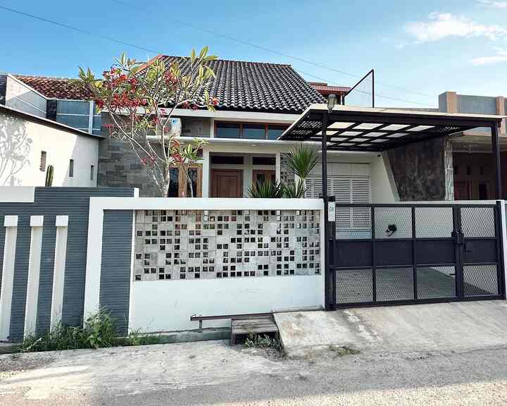 Pagar dengn tema industrial kami pilih untuk menambah kesan maskulin pada fasad rumah. Selain pagar, yg menjadi icon lain dari rumahbryan sendiri adalah kanopi lasercut besi motif dadu yg dikombinasi dengan atap solartuff.

Material yang kami gunakan untuk area pagar dan kanopi adalah besi Hollow 4x6 supaya kokoh dan tetap minimalis. Kombinasi roaster dan conwood lap siding memberikan kesan warm untuk tampilan fasad rumah.

#pagarbesi #pagarwiremesh #pagarindustrial #pagarminimalis #pagarrumahminimalis #pagarroaster #inspirasipagar #pagarstyle