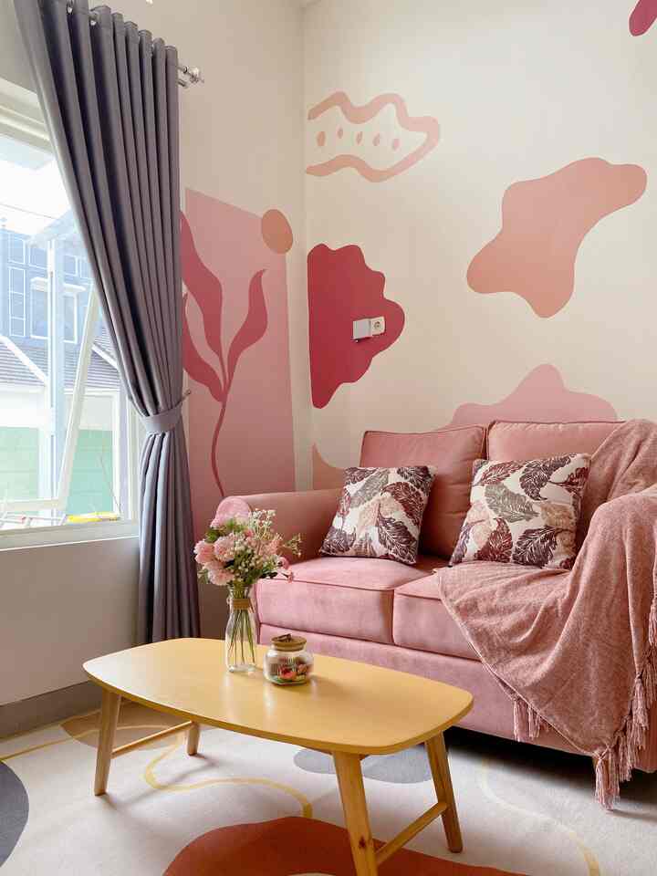Living room rumah pinky mama yang penuh kehangatan. Memaksimalkan penggunaan furniture untuk space terbatas dengan memilihi beberapa furniture yang berukuran kecil dan bisa dilipat 💕


#BTNOA9