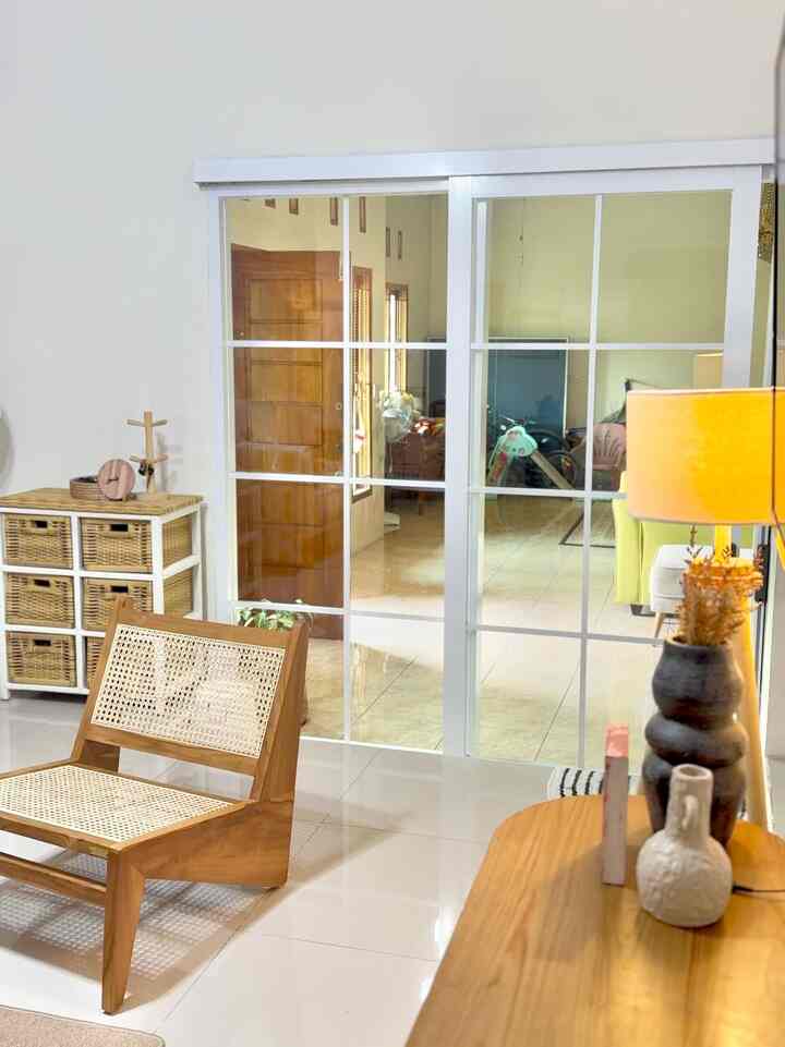 Awal rumahku berkonsep openspace, namun lama kelamaan aku kurang nyaman kalau ada tamu yg datang, akhirnya aku putusan untuk pasang rollingdoor antara ruang tamu dan ruang keluarga, di sini aku pakai pintu berbahan alumunium. 

#SmallChangesBigImpact
#InspirasiRenovasi
#kursirotan
#lacirotan
#karpetpolos
#sarungbantal
