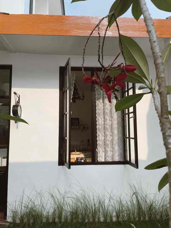 Sebenarnya kami tidak melakukan renovasi, karena rumah ini bangunan baru dan semua alami dari developer. Kami adalah penghuni pertama di rumah ini. Hanya saja kami menambahkan bangunan dibelakang untuk dapur, karena sebelumnya dapur terletak menjadi satu dengan living room. Kami juga menggunakan jasa luar developer untuk dapur ini, dengan beberapa referensi dari pinterest, kami request agar dapur memiliki kesan rustic vintage dengan pendekatan cottage, tentunya dengan memperhatikan bangunan asli rumah agar menyatu. Untun itu kami memilih cat warna putih dan jendela pintu dengan warna gelap sama dengan rumah. 

#InspirasiRenovasi
#SmallChangesBigImpact
#InspirasiDapurRusticVintage
#InspirasiDapurCottage
#JendelaKacaDapur
#PintuDapur