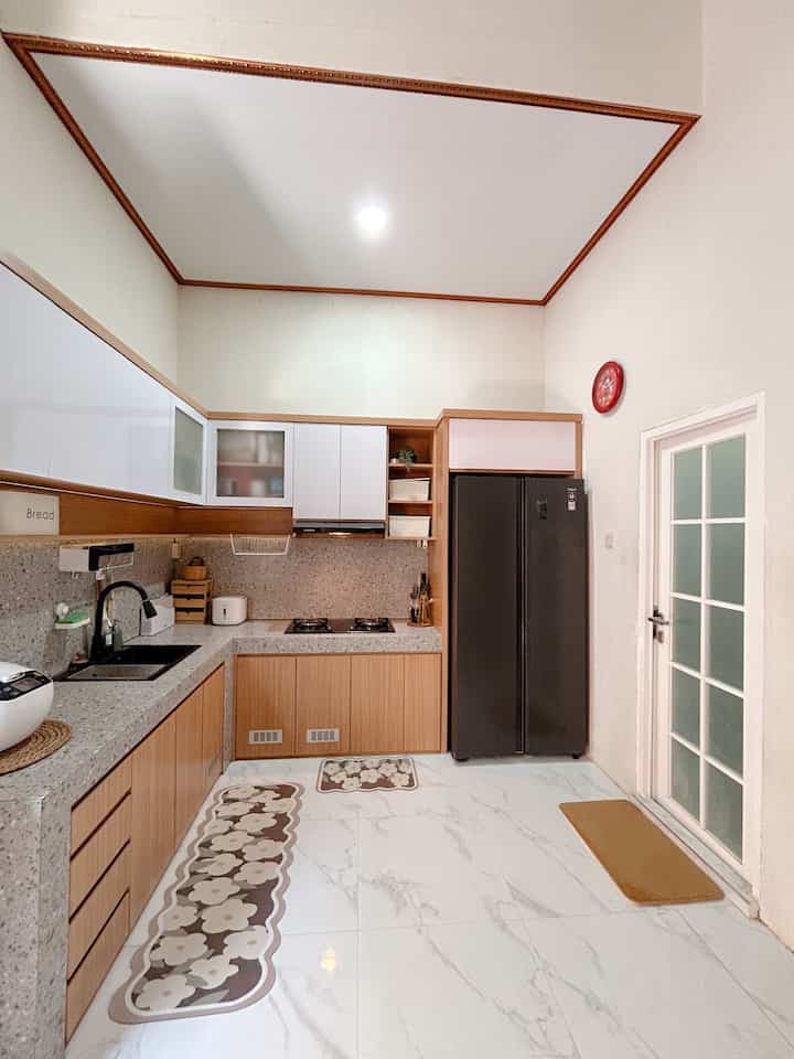 Dapur Zias Home

Sebagian waktuku dihabiskan di area ini.
Ini adalah dapur kebanggaan kami. Dapur ini dibuat setelah proses akad rumah selesai.
Dapur kami cukup luas dan bersebelahan dengan kamar mandi.

Motif HPL pada meja dan dinding menggunakan motif terazo.
Yaa.. finishing di kitchen set ini menggunakan HPL bukan keramik. Selain tahan panas dan tahan air, pemilihan HPL untuk kitchen set kami karena mudah dibersihkan dan gampang dilepas jika sewaktu-waktu kami bosan dengan motifnya.

#kitchenset #kitchensetminimalis #dapurmungil #dapurminimalis #dapurjapandi #dapurantik #dapurestetik #kitchenset #BTNOAS9 