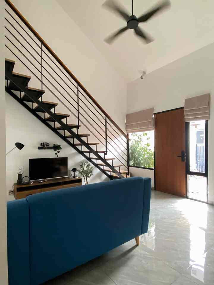 Kami memutuskan untuk merenovasi keseluruhan rumah ini di tahun 2023.
Semua layout berubah. Namun yang terasa paling beda dan terasa perubahannya adalah area open space ini.
Sebelumnya sama seperti rumah bawaan developer lainnya, area depan ini terdiri dari 1 kamar tidur utama dan living room. Lalu dinding pembatasnya dihancurkan dan dijadikan area open space yang sangat lega ini.

#InspirasiOpenSpace #InspirasiLivingRoom #LantaiLivingRoom #WarnaCatRumah #LivingRoomMinimalis #KitchensetMinimalis #SmallChangesBigImpact #InspirasiRenovasi