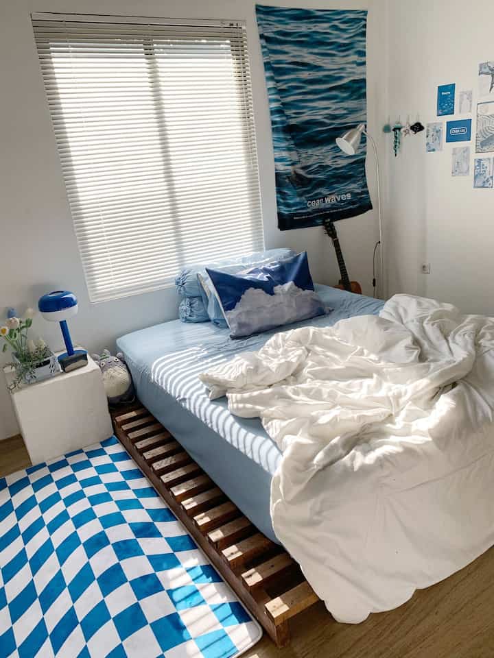 Kamar yang nyaman tentu harus disesuaikan dengan kebutuhan dan keinginan dari owner.
Di kamar ini saya menggunakan perabotan yg sangat minim agar terkesan luas. Penggunaan warna juga mempengaruhi suasana dan mood saat di kamar.
#kamartidur #kamarminimalis #lantaikamar #jendelakamar #walldecor #palletsipan
#inspirasikamar #kamarstyle