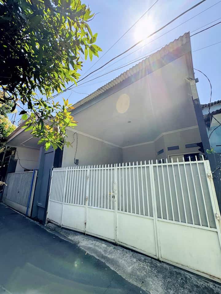 ✨ Pagar Rumah Introvert ✨

Iyaaa, aku introvert banget, paling kikuk kalo ketemu tetangga, jadi pas bangun rumah ini aku maunya pagarnya tinggi aja, padahal dari lahir aku udah tinggal di sini karena sebelah rumahku itu rumah ibuku 🤣🤣🤣
Berhubung dulu budgetnya terbatas dan aku suka yang simple aja, akhirnya dibuatlah pagar seperti ini, dengan cat warna putih dan fiber pelapis yang juga warna putih.
Karena rumahku ini pas banget di jalanan yang menurun, level rumah lebih tinggi daripada jalanan di depannya, jadi pagar ini terlihat tinggi banget kalau dari luar, padahal kalo dari dalam ya normal-normal aja sih tingginya.
Kami membuat pagar yang dilipat karena bagian depan rumah full pagar, jadi tidak ada space jika pagarnya didorong lurus, kecuali pakai rel yang berbelok, karena rumah kami di dalam gang yang hanya muat satu mobil mepet, jadi ancang-ancang untuk parkir mobil harus dengan bukaan yang lebar.
Belum memungkinkan menggunakan rel berbelok karena bagian garasi dan teras kami ini dibuat menanjak, jadi yasudah pagarnya dilipat saja.
Gapapa, walaupun minimalis dan terkesan seadanya, tapi pagar ini sudah terasa cukup dan sesuai untuk rumah kami yang konsepnya memang minimalis. Minimalis di desain, juga minimalis di budget, ehehehe 😅

#PagarMinimalis
#PagarRumahMinimalis
#PagarBesi
#PagarMetal
#FiberPagar
#PagarPutih
#InspirasiPagar
#PagarStyle