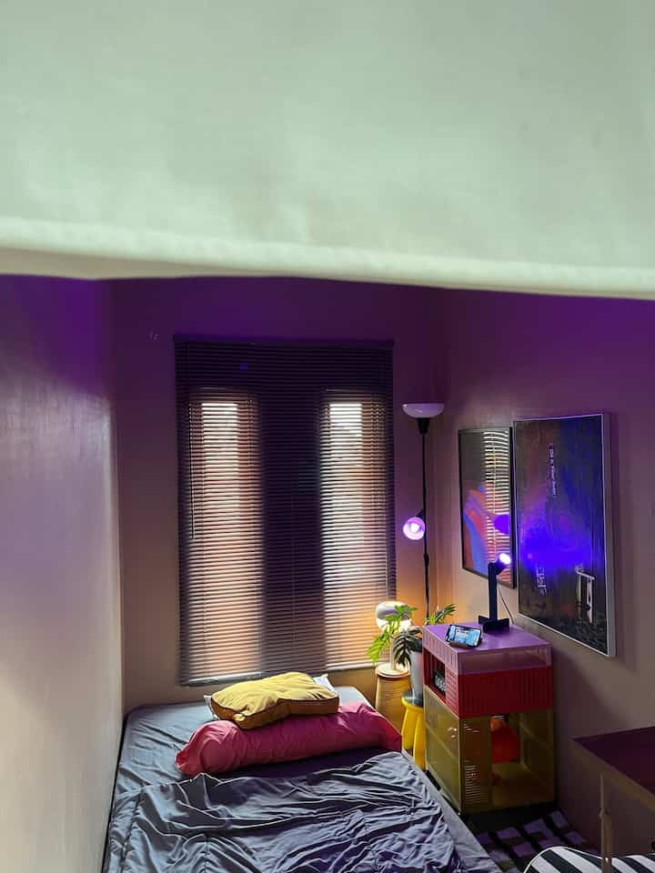 Menambah sentuhan estetika dengan roman blind RINGBLOMMA Ikea pada pintu kamar. Selain memberikan privasi, juga menciptakan suasana yang nyaman dan modern 🙌🏻

#PagarMinimalis
#InspirasiPintuKamar
#RoomStyle
#homedecor 
#interiordesign 
#romanblind 
#kamarmodern 
#aestheticroom