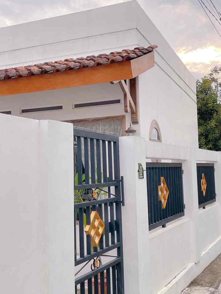 Pagar rumah 

Pagar rumah yang terbuat dari beton & besi memang sengaja pagar dibikin campuran antara beton & pintu besi jadi ga full besi semua terlihat lebih kokoh dan minimalis untuk warna besinya dicat hitam doff dan pagar beton nya warna putih untuk pagar yang design permintaan dari suami jadi aku setuju saja 
Btw untuk pagar sepertinya sudah harus dicat ulang lagi kelihatan kurang clean ya karena pengaruh cuaca panas & hujan

#inspirasipagar
#pagarstyle
#pagarbesi
#pagarminimalis
#homedecor
#homeidea
#estetik
#designpagarrumah