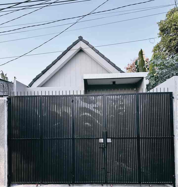 Pagar di Y.A House dipilih untuk keamanan dan privasi. Desainnya mengusung konsep industrial minimalis dengan warna hitam dan abu, selaras dengan fasad rumah. Material baja ringan digunakan agar kuat dan tahan karat.


Semoga bermanfaat! 🙏🏻
#inspirasipagar
#pagarstyle
#HomeSecurity #MinimalistDesign #IndustrialStyle #ModernHome #DurableMaterials #ArchitecturalDesign #HomePrivacy #FunctionalDesign #StylishHome #BajaRingan 