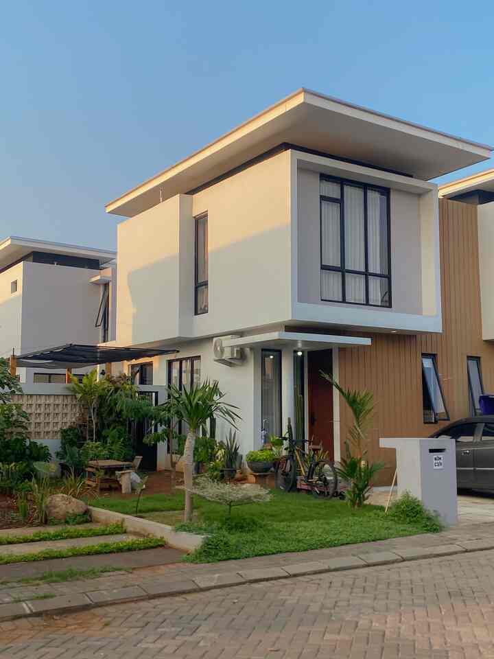 This is the default facade of the developer which is the face / characteristic of our house

Because we have a house with a side land hook and the position of our house is right next to the connecting garden. This makes our house visible from the front, side and back corners

#roster
#roster divider
#facade
#facade inspiration
#facade style
#segehouse