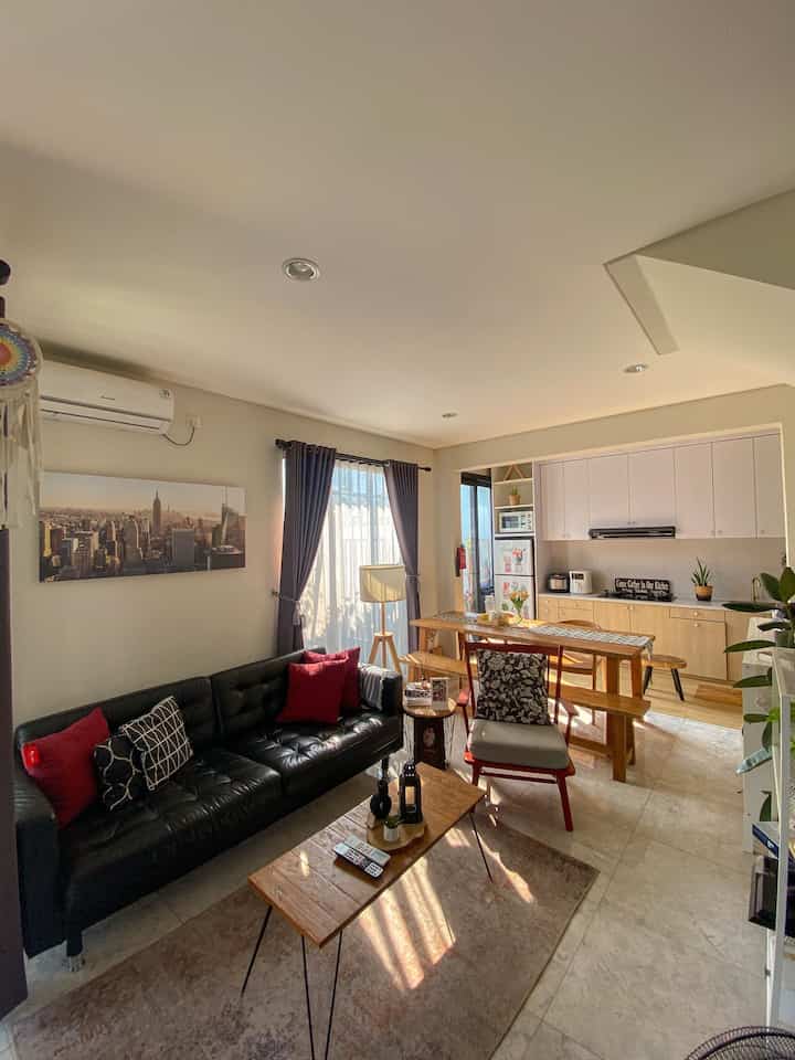 Rumah ini nggak terasa sudah masuk 12 bulan kami tempati , selama itu juga banyak perubahan yang terlah kami lakukan

Dengan memindahkan area daput , mengati lantai menjadi granit , dan menghilangkan sekat pembatas pada area dinding , berdampak sangat besar pada hasil yang terjadi sekarang

Renovasi yang kami lakukan untuk membuat area yang terbatas menjadi fungsional secara meyeluruh

#granit
#lantaigranit
#sofaminimalis
#openspace
#smallchangesbigimpact
#inspirasirenovasi
#segehouse