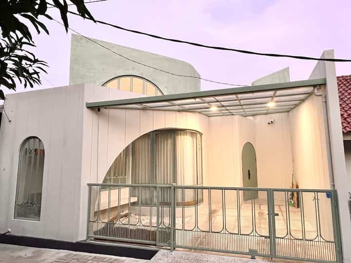 Halo keluarga @zenhouse.id😍

Kali ini kami mau sharing soal pagar rumah kami. Btw, slide foto ini diambil dalam waktu yang beda-beda loh.

Foto di slide 1, diambil sekitar jam 05.00 — abis subuh dimana cahaya belum begitu terang dan masih transisi dari gelap menuju terang. Slide 2 & 3 diambil kemarin pagi jam 08.00 dimana ternyata sinar matahari ngebentuk pantulan dari kanopi garasi. Slide 4, kenang-kenangan dari kunjungan Mas WicakMifta & posisi gerbang yang kebuka menunjukkan bagaimana gerbang kami bekerja🥰

Nah sejujurnya, gerbang kami awalnya bentuknya gak gini. Lebih ke arah berbentuk lembaran besi yang disusun rapat dan berjarak.

Lalu karena emang dari awal mamaca sama papaky merasa kayanya ini masih bisa diulik deh, akhirnya Mas Hendro bantuin kami untuk nemuin alt desain yang cocok ini.

Kalo sebelumnya pagar kami berupa lembaran besi yang disusun & dari segi timeline lebih cepat proses pengerjaannya, kami pun lebih milih ada sedikit add cost dengan adjustment bentuk pagar ini. Kalo sekarang, pagar kami ada proses dipotong, semacam dikepang, baru dilengkungkan. Bentuk pagar demikian memang butuh waktu yang ekstra.

Tentunya ada aksen lengkung karena @zenhouse.id secara geometris didominasi oleh banyak lengkungan.

Terus arah buka gerbang kami keluar karena memang keterbatasan space dan ini adalah salah satu cara untuk antisipasi biar pas buka pintu mobil enggak kena pager hihi🫢😂

Jadi kalo kamu udah punya keinginan mau pagar yang kaya gimana, saran MinZen langsung didiskusikan sama arsitek. Itu bakal ngebantu mengurangi kemungkinan add cost di tengah jalan (utk proses pembangunannya)😍

Semoga sharing kami kali ini bermanfaat ya keluarga @zenhouse.id. Next mau bahas apa? Komen yaa🤗🤗🤗

#PagarMinimalis #PagarRumahMinimalis #PagarKayu #PagarBesi #PagarRoaster #PagarPVC #PagarMetal #InspirasiPagar #PagarStyle #inspirasirumah #homedecor #homeinspo