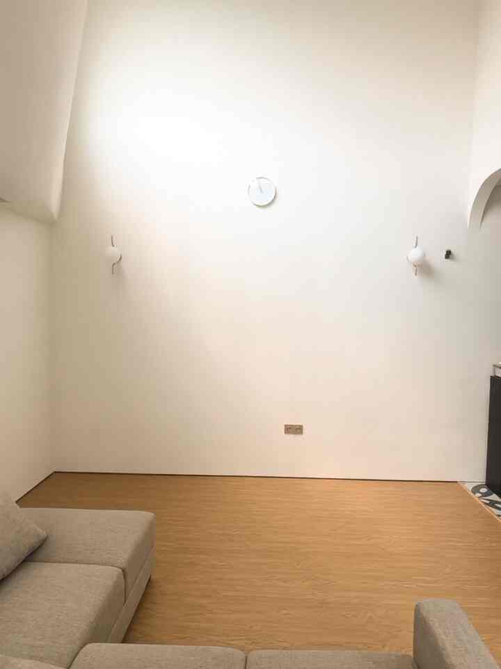 Karena @zenhouse.id baru sekitar 5 bulan ditempati, belum ada proses renovasi yang cukup major. Hanya memang kami mulai mengisi & re-layout agar rumah tetap cantik dan apik😍🥰

Guys jujur banyak bangetttt kabinet TV yang bagus & harganya masih affordable. Tapi baru 2 bulan setelah ditempatin akhirnya kami memutuskan untuk custom aja karena hampir semua pinggiran kabinet tv itu membentuk sudut 90 derajat dimana Jejun itu lagi belajar jalan dan rawan kepentok kepalanya. Galaunya karena cari yg pinggirnya lengkung kok gak nemu wkwk nah… Sebagai mamak-mamak yang penuh persiapan dan penjagaan, akhirnya hampir semua perabot di rumah ini pasti pinggirnya lengkung. Biar Jun gak kejedot dan benjol 😂😂😂

Kalo pemilihan HPL Taconya, ini dari Papaky. Di kantor ada meja ruang rapat yang pakai kode HPL ini jadi doi kepengen di rumah ada juga😭🤣🫢🙏🏻

Yah tapi emang pas udah jadi cakeup bgt sih. Di antara perabot rumah kami yang warna kayunya muda, meja bulat & kabinet TV ini tampil dengan warna berani. Ihirrr🥳

Terus, kami juga relayout foyer. Jujur, Mamaca itu tipe org yang jarang naroh barang banyak-banyak di atas kabinet/rak. Jadi kemarin sempat galau juga ini kabinet sepatu mo dikasih apa ya atasnya biar kehidupan ini gak sepi-sepi amat😂

Yaudahlah karena foto baby Jun itu imut nan menggemaskan, kita taroh di situ. Terus ada masa kami ke Informa dan cermin ini bikin jatuh cinta pada pandangan pertama. Angkut langsung. Harga normal? Yaudah gapapa.

Minggu berikutnya balik ke Informa udah diskon smp 40rb. AHAHAHA menyala dompetku🤣🙏🏻

Yaakk tapi seenggaknya walau belum sempurna 100% full furnished tapi kami happy. Karena @zenhouse.id udah berasa beneran kaya rumah. Hihi

Home is about the feeling right? 🫶🏻


#SofaMinimalis #CatRumahMinimalis 
#WarnaCatRumah #WarnaCatRuangTamu #WallpaperEstetik #Cat #SmallChangesBigImpact #InspirasiRenovasi #tataletak #tatarumah #kabinettv #kabinetsepatu #raksepatu #raktv #hpltaco #interiorruangtamu #interiorfoyer #tacovynil #hpl #taco