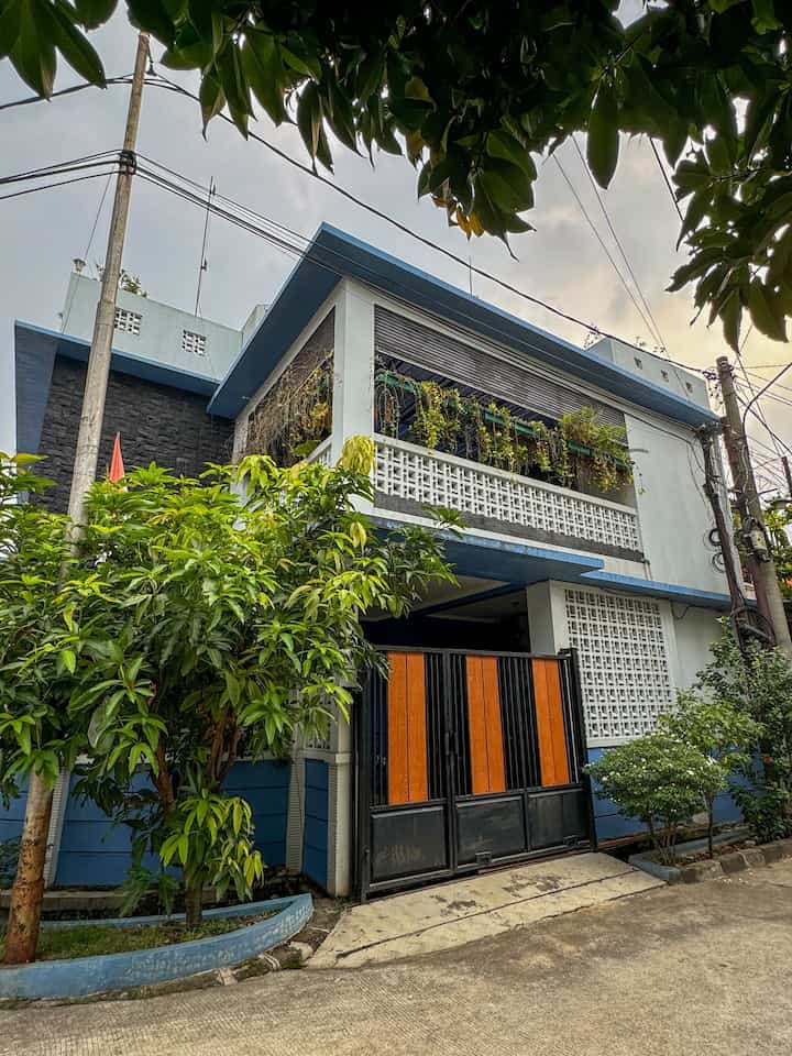 pagar rumah ini adalah perpaduan besi hollow dengan variasi wood plank. dibuat saat sedang trend penggunaan wood plank di pagar sekitar tahun 2020an.

kami memilih model ini, karena secara desain masih cukup minimalis cocok dengan fasad rumah, kekinian, serta unsur warm-nya dapet dari wood plank yg bermotif kayu.

btw abaikan cat2 yg mulai memudar dan perlu repaint 🤭😅


#PagarMinimalis #PagarRumah   #PagarRumahMinimalis #PagarBesi #PagarWoodPlank #WoodPlank 
#InspirasiPagar
#PagarStyle