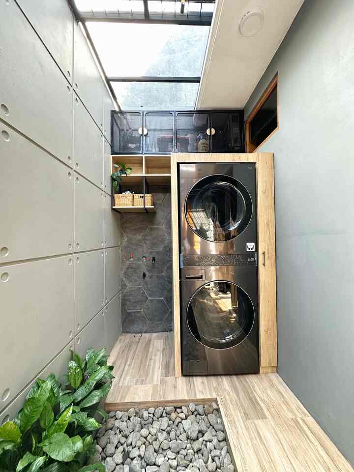 Renovasi rumah nggak harus besar-besaran kok! Penambahan sedikit material atau interior bisa membawa dampak yang signifikan pada perubahan tampilan dan suasana ruangan. 

Seperti laundry room impian dirumah kami yang baru bisa terwujud setelah 2th, 
ukurannya cukup mini hanya 2,5 m x 1,75 tapi dengan menambah sedikit interior untuk cover mesin cuci dan metalrak yg terbuat dari perforated plat looks industrial looks-nya lebih terlihat.

Meski mini tapi sangat multifungsi. Nah.. buat temen2 yang mau mendesain interior penting banget perhatikan setiap detail kebutuhan storage untuk ruang yang terbatas supaya bener2 bisa multifungsi dan space saving jadi nggak double renovasi 🩵

#laundryroomminimalis #metalrak #lemariperforatedplat #rakbesi #backplashhexagonal #granitehexagonal #catabu #rumahindustrial #RenovasiLaundryRoom #SmallChangesBigImpact #InspirasiRenovasi