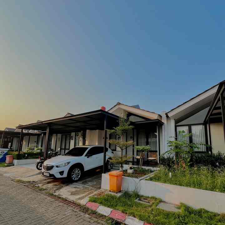 The absence of a fence in our housing cluster makes it easier for us as residents to interact with each other, besides that, vehicle access in and out is very easy for us to not bother opening the fence. 

so in the environment where we live, all houses do not have fences. Security here is quite well maintained with 24-hour security.  #fasadstyle #rumahminimalist #fasadrumah