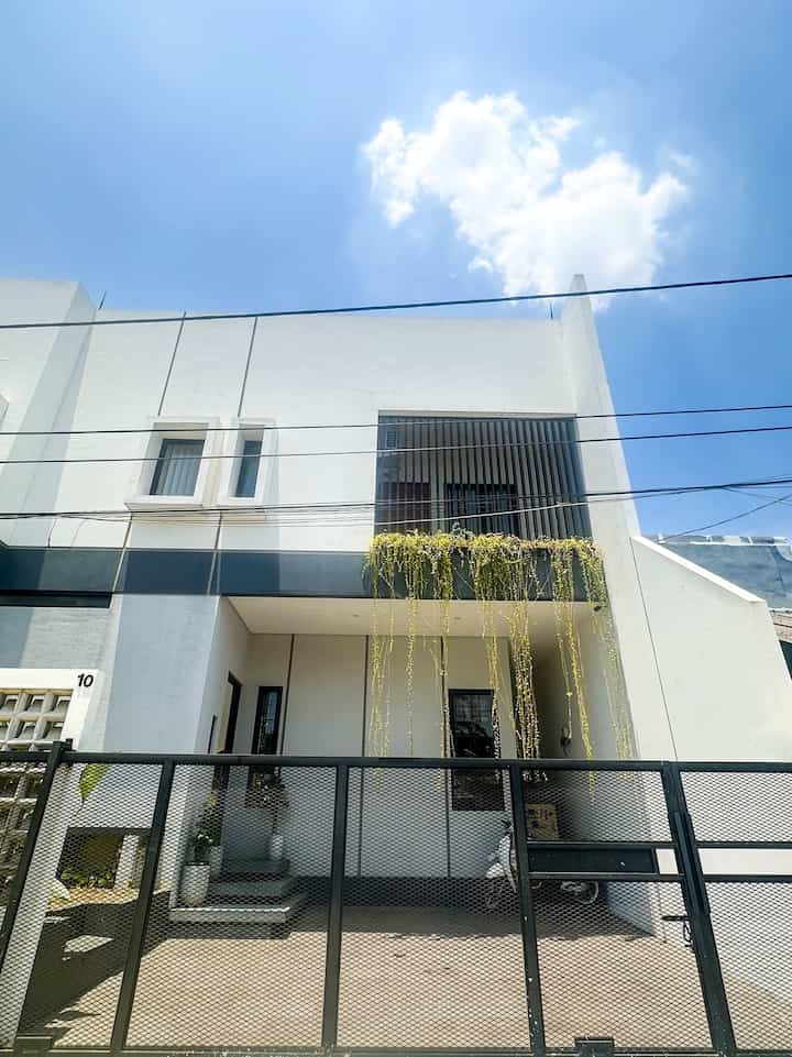 Pagar Rumah 

Siang tetangga 
Pagar rumah casaaksadaru udah keliatan ya konsepnya industrial banget. Besi hollow hitam dengan desain yg simpel. Selain dari sisi keamanan, bahan dan desain juga jadi pertimbanan kami. Bagaimana pagar rumah kalian? Share yaa 🫶🏻

#InspirasiPagar #PagarStyle #PagarBesi #casaaksadaru #pagarRumah #CatRumah #PotTanaman
