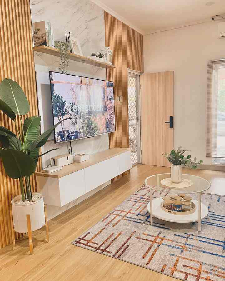 Halo sahabat dekor semuanya, Selamat datang di @rumah_tyaa 🏡🤗
Perkenalkan aku dengan Nurul Fathia panggil aja aku Tya 🤗🙏
Aku mau cerita sedikit tentang @rumah_tyaa ini, rumah ini adalah bawaan dari developer dengan luas 84m2 jadi pada bagian fasad rumah belum bisa dirubah hanya bagian interiornya aja yang bisa.
Jadi aku mulai mendesign bagian interiornya dengan tema japandi, karna menurutku tema japandi home itu lebih simple karna tidak banyak perpaduan warna & membuat suasana di rumah jadi lebih nyaman.

#ruangtamu #ruangtamujapandistyle #ruangtamuaesthetic #ruangtamuminimalis #ruangtamumodern #ruangtamumungil #ruangtamusederhana #ruangkeluarga #ruangtamujapandi #ruangtamuestetik
