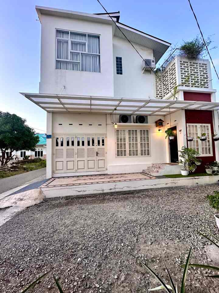 Konsep awal rumah ini sebenarnya minimalis, sambil berjalan pembangunan pilihan lebih ke modern farmhouse, maka untuk memperkuat stylenya dipasanglah bata tempel di satu sisi dinding. 

#fasad #rumahtanpapagar #inspirasifasad #fasadstyle #bandaaceh #livewithkids