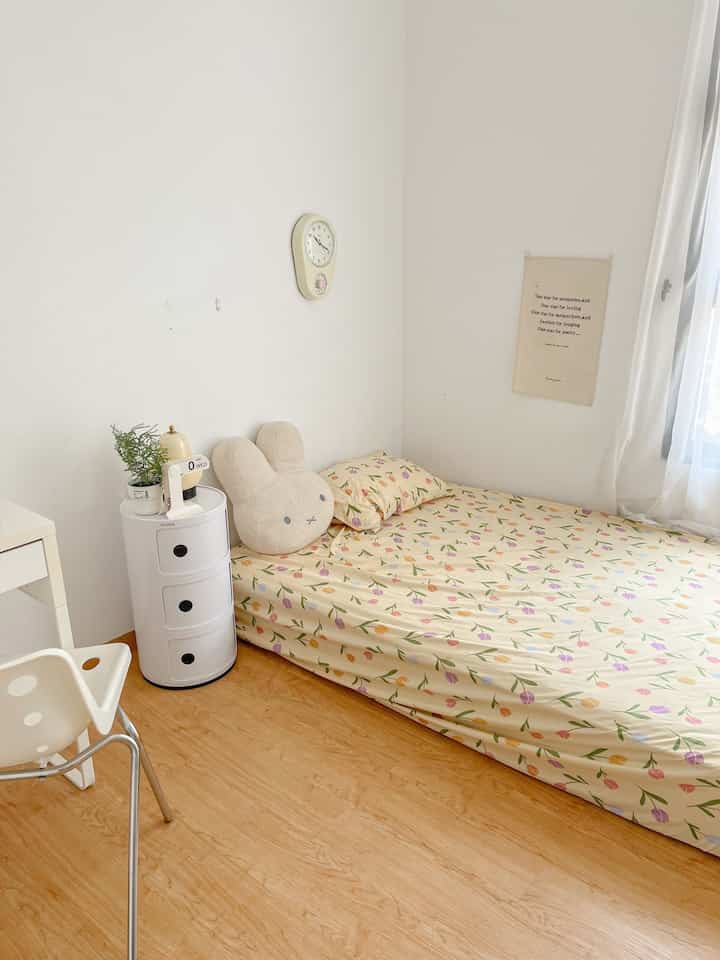 Penambahan vynil taco membuat kamar ku, jadi lebih nyaman. Detail serat kayunya juga berasa cantik & tidak licin.

Ini sudah aku pakai 4tahun, so far masih bagus banget kan?

#smallchangebigimpact #inspirasirenovasi #warnacatrumah #vyniltaco #lantaikamar #lantai #vynil