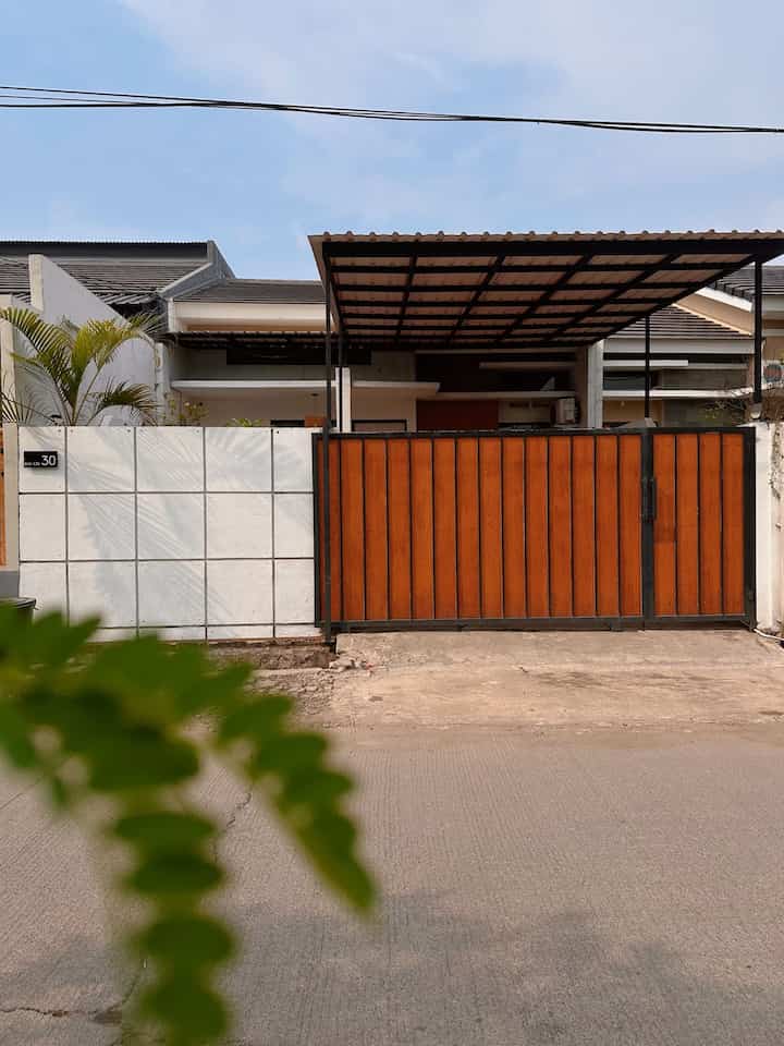 Pagar Rumah 🏠

Karena rumah kami berada di jalan utama, jadi kami memilih model pagar yang tertutup. Sehingga kondisi dan aktivitas yang ada di dalamnya, ga bisa dilihat oleh orang yang berlalu lalang di jalan.
Untuk akses keluar masuk, kami menggunakan pagar sliding dengan material woodplank dan besi hollow galvanis, agar kokoh dan estetik. Sementara di sebelahnya, ada pagar beton yang dicat putih dan diberi aksen tali air.
Meskipun dengan adanya pagar membuat fasad rumah satu lantai ini jadi tak terlihat, tapi style pagar cukup mewakili fasad rumah karena kami menggunakan material dan warna yang hampir sama. Yaitu woodplank, besi berwarna hitam dan juga cat putih pada temboknya.

#PagarMinimalis #PagarWoodplank #PagarBeton #InspirasiPagar #PagarStyle