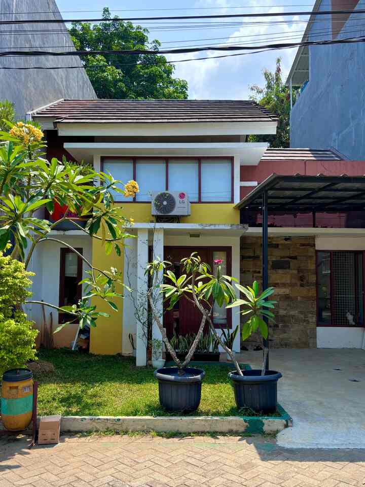 Di saat kiri dan kanan rumah sudah direnovasi jadi dua lantai, rumah ini masih pakai desain awal dari developer. Sekarang jadi seperti rumah Mbah Carl dari film UP. Hehehe

#facade
#inspirasifasad
#kanopibajaringan
#tanamanhias
#tamankecil
#pagartanaman
#inspirasipagar
