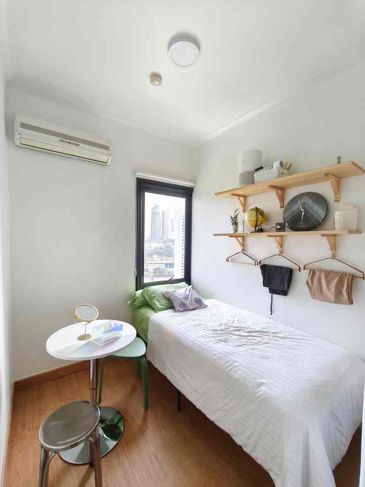 Kamar tamu berukuran compact ini sengaja tidak ditempatkan banyak barang supaya tetap terasa lega

Letaknya tepat di depan pintu utama dan sekat antara kamar ini dengan lorong utama dibuat jendela besar supaya cahaya bisa masuk dari luar ke ujung dalam. Untuk privasi, dipasang tirai panjang seukuran jendela

#Dipan #DipanMinimalis #Duvet #Bangku #kursikayu #rakdinding #tiraiputih #tirailinen #lamputidur

#InspirasiKamarTamu
#BedroomStyle #GuestBedroomStyle