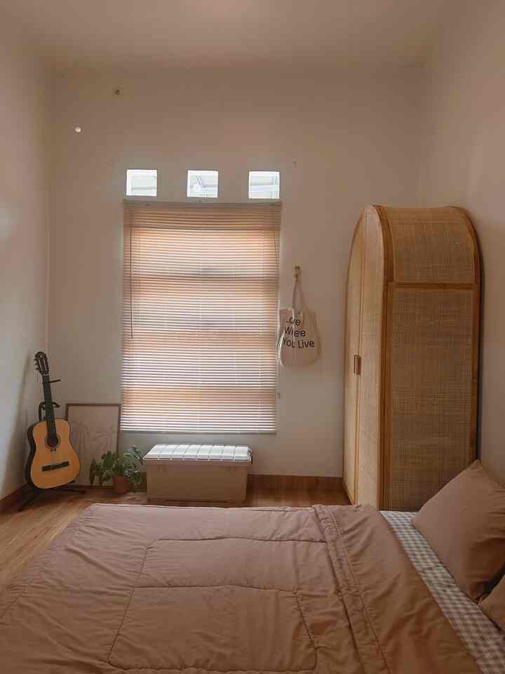 Transformasi Kamar 🤍

Renovasi kecil yang aku lakukan di kamar ini adalah mengganti lantai kamar yang belang dengan menggunakan vinyl. 
Enaknya memasang vinyl ini, ga perlu harus membongkar granit lama, tapi bisa langsung ditempel di atasnya. Sehingga renovasi kecil ini bisa dikerjakan dengan cepat dan mudah.
Namun setelah direnovasi ternyata benar-benar bisa merubah kamarku menjadi lebih hangat dan estetik. Penambahan furniture baru seperti kasur dan lemari juga membuat ruangan lebih cantik dan nyaman.
Ternyata budget terbatas juga bisa merubah kamar menjadi lebih estetik dan nyaman. 

#TransformasiKamar #SmallChangesBigImpact #RenovasiKamar #LantaiVinyl #InspirasiKamar #BedroomStyle #RenovasiLowBudget #BedroomInspo