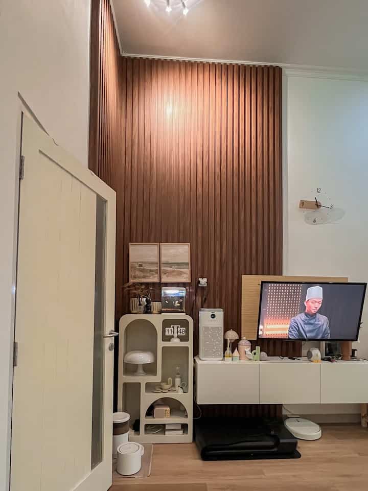 Penambahan WPC Duma dan pemasangan lantai vinyl di living room ini make my living room looks warm gitu. Awalnya kupikir pemasangan WPC bikin kerasa sempit, ternyata ceiling 4 meterku jadi tampak lebih tinggi ❤️ #SmallChangesBigImpact #InspirasiRenovasi #WPCDuma #LantaiVinyl