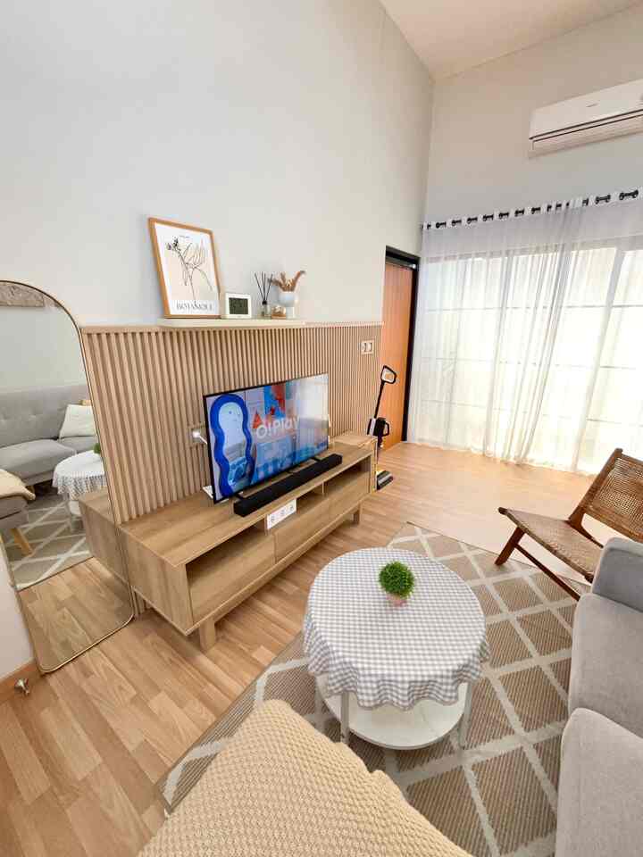 LivingRoom Inspiration ✨

karena rumahku mungil, aku membuat ruang gv ini menjadi ruang keuarga sekaligus..
dengan begitu ruangan lebih optimal dan fungsional ☺️
disini aku menambahkan cermin, meja tv, sofa , karpet, ambalan dll sesuai dg tema yg aku pakai di ruangan ini 🤎
bagaimana menurut kalian? 

#BTNOAS9 #livingroom #ruangtamu #homedecor #homeinspo #hom