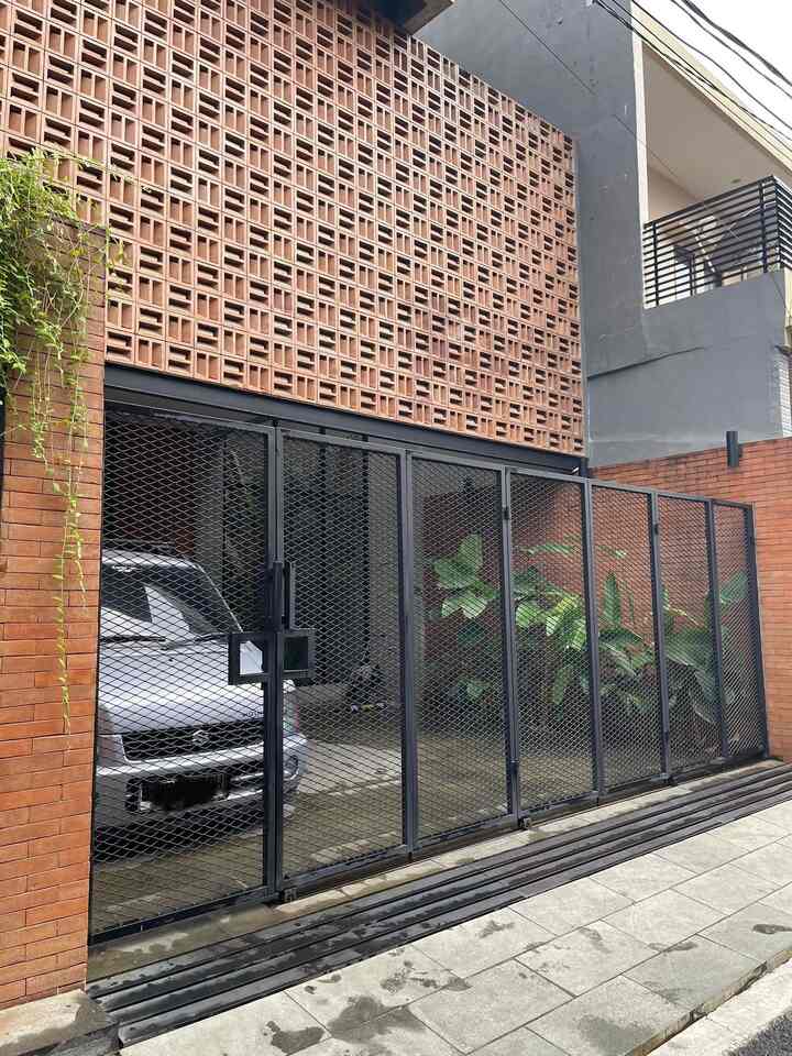 Saat memilih pagar rumah, kami menyesuaikan dengan tema keseluruhan rumah. Dengan tetap menggunakan warna natural hitam, dan material rangka frame holow, menjadikan pagar ini kontras dengan pemilihan material dinding dari bata tempel dan roaster rumah berwarna terracota.
#InspirasiPagar #PagarRumahTropis #PagarFrameHollow #PagarStyle 