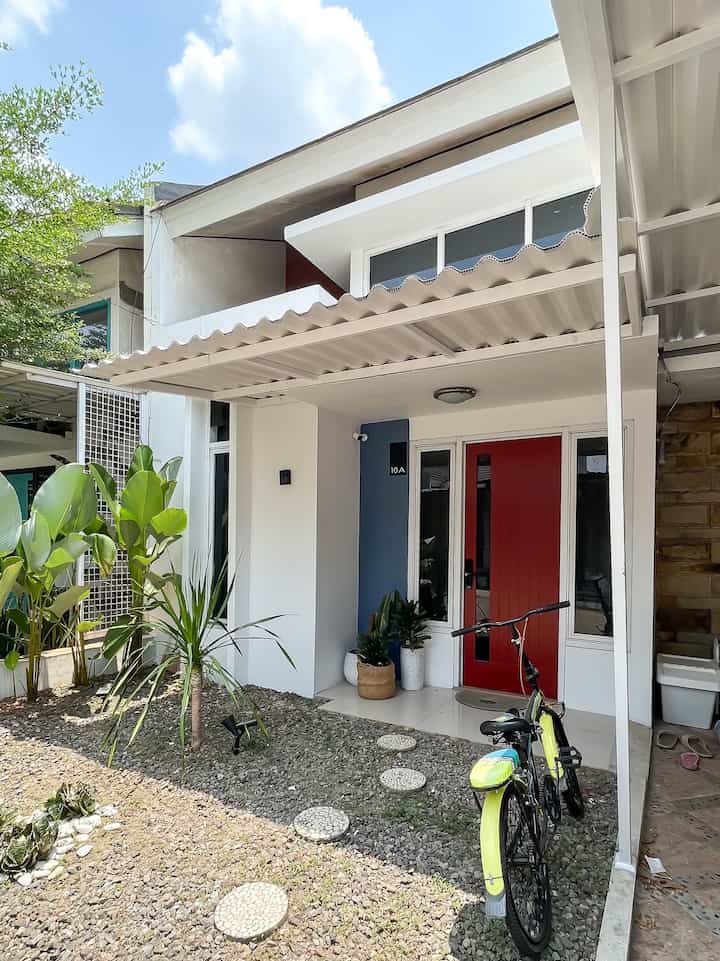 Di komplek ga boleh pasang pagar, jadi cuman kayak gini aja nih bawaan developer 😆 aku cuman ganti cat pintu warna brick dan aksen biru dinding warna celestial. Semua cat pake dari #jotun yaa #InspirasiPagar #PagarStyle #CatJotun #CatEksterior 