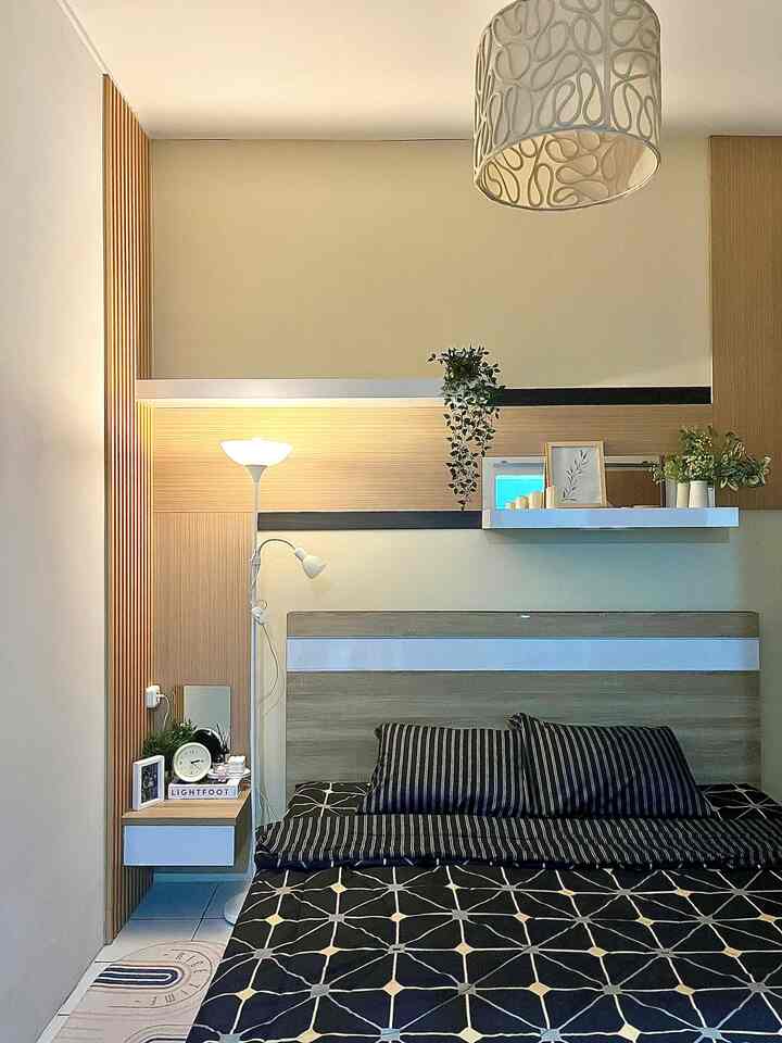 Makeover Tipis Kamar Tidur Low Budget

Ga nyesel makeover tipis sudut dinding kamar tidur menggunakan wpc, ternyata makin estetik & membawa perubahan yang sangat besar. Looknya beda banget makin cantik. Selain itu headboard ranjang juga kami lapis lagi dengan kertasive supaya warnanya lebih senada. Untuk catnya sendiri kami ganti dari warna hijau menjadi cream ambiancenya semakin warm.
Untuk mempercantik ruangan dengan budget friendly tentukan spot yang menjadi point of interest di ruangan tersebut, kemudian tambahkan dekorasi sesuai konsep. Sedikit sentuhan & dekorasi akan memberikan suasana yang berbeda.

#WarnaCatKamar #WallpaperDinding #WallpaperEstetik  #Cat #wpc 
#SmallChangesBigImpact
#InspirasiRenovasi #lampuestetik #SmartLed 
