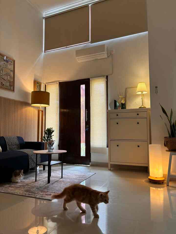 Geser-geser furnitur aja sudah bikin bahagia. Belum ada renovasi besar di rumah ini. Yang ada cuman ubah-ubah layout ruangan aja. Slide pertama adalah hasil, slide ke dua itu sebelumnya.

Satu hal yg bikin ruangan makin cakep itu menurutku adalah lampu aksen. Tambahan lagmpu-lampu ini bikin ruangan lebih hangat dan keluar pesonanya 😍

#SmallChangesBigImpact
#InspirasiRenovasi
#Idelayoutruangan
#inspirasiruangtamu
#livingroomideas
#wallpanel
#carpetminimalis
#sofaminimalis
#rakkayu
#lampukayu