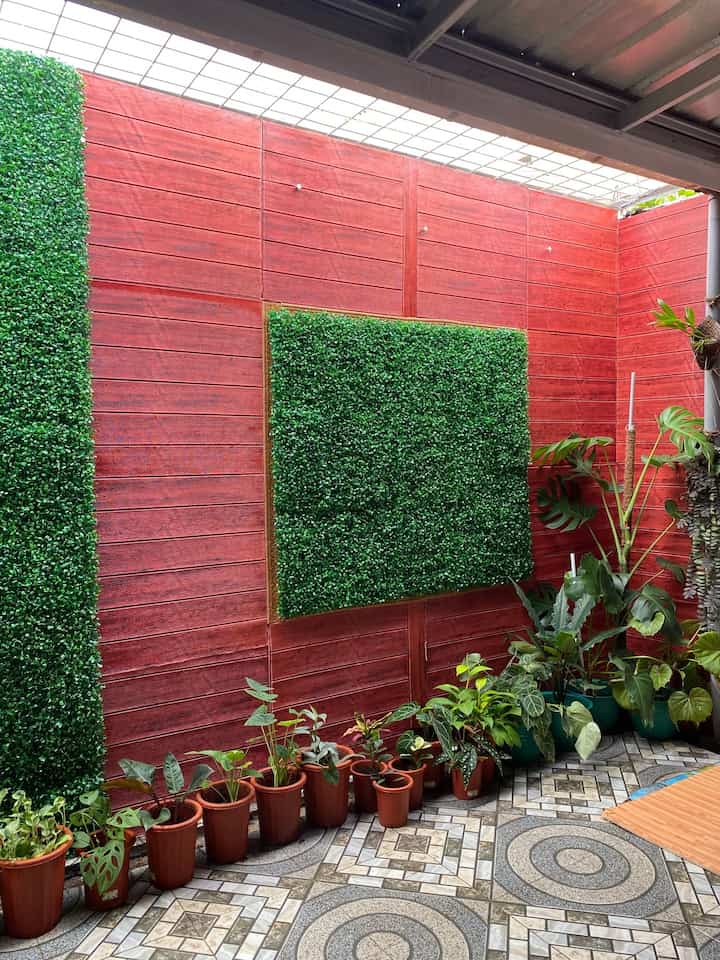 Perubahan significant yang terjadi pada dapur kami adalah perubahan tema dan fungsi. Kemarin, bagian dapur memiliki tema kebun indoor dengan kombinasi warna hijau dan warna wallpaper redwood. Di dapur ini juga kami biarkan terisi dengan tanaman-tanaman indoor dengan atap terbuka. Setelah ruang tamu kami beralih fungsi sebagai kamar anak, kamipun memindahkan ruang tamu ke dapur. Dengan demikian, kami harus menutup atap dapur yang terbuka. Tapi, kami tetap menginginkan dapur yang terang. Maka, kami putuskan untuk menutup atap dengan kanopi kaca. Selain itu, kami juga mengganti tema indoor plant area menjadi tema cafe modern dengan menggunakan wall batten bentuk arch berwarna sage green dengan kombinasi cat colonial white cream. Dan beginilah kondisi dapur kami yang sekarang bertambah fungsi menjadi kitchen, living room dan laundry room sekaligus. #SmallChangesBigImpact #InspirasiRenovasi #WallDecor #IndoorPlant #RumputSintetis #mdf #BattenWall