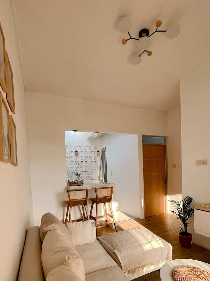 Transformasi ruang yang sederhana namun berdampak besar! Tembok dapur dibobok, diganti meja bar yang mempercantik ruang sekaligus jadi area santai baru. Cahaya mengalir bebas, menciptakan kesan cozy dan ruangan terasa jadi lebih luas🏡

Slide ke 5 suasana sebelum di renov ya☺️

#LantaiKayu
#KitchenSetMinimalis
#LampuGantung
#Lampu3warna
#SofaMinimalis 
#Plavon 
#WarnaCatRuangTamu 
#Cat
#MejaBar
#Mejagranit
#KursiBar
#SmallChangesBigImpact
#InspirasiRenovasi
