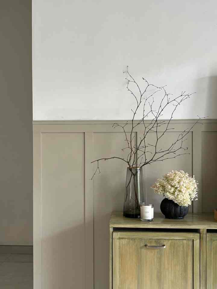 Salah satu perubahan kecil yang menurutku dampaknya cukup besar adalah di area entrance ini. Sebelumnya area ini polos dan kurang tertata dengan baik. 
Kami menambahkan wall panel berwarna warm grey sebagai aksen, kemudian kami melengkapi area ini dengan beberapa furniture dan dekorasi buatan sendiri, seperti bench, lukisan abstrak bertekstur dan hiasan dinding tempat lilin. #smallchangesbigimpact #inspirasirenovasi #catrumahminimalis #warnacatdinding