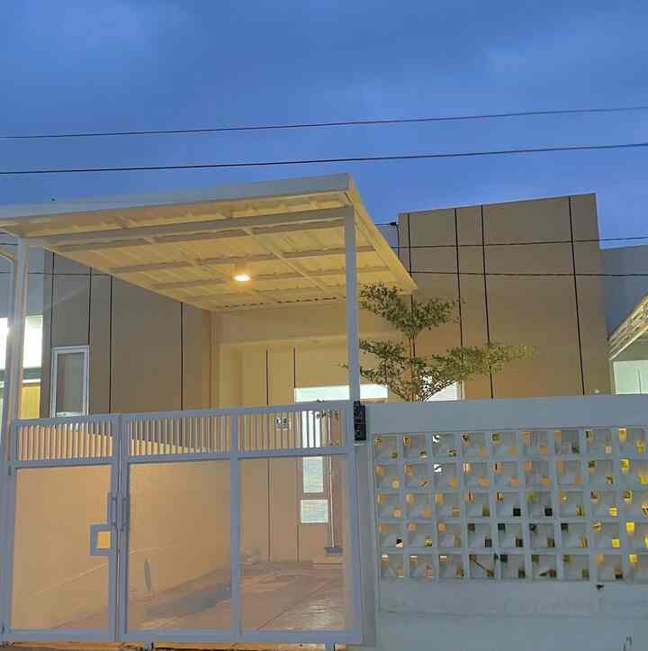 Pagar minimalis berwarna putih ini menjadi sorotan utama dengan desain sederhana namun elegan. Dipadukan dengan dinding roster, pagar ini memberikan kesan modern yang kuat, menjaga privasi sekaligus memberi tampilan yang stylish dan fungsional bagi rumah.

#PagarMinimalis
#PagarRumahMinimalis 
#PagarBesi
#PagarRoaster
#PagarMetal
#CatPagar
#KanopiAlderon
#InspirasiPagar
#PagarStyle

