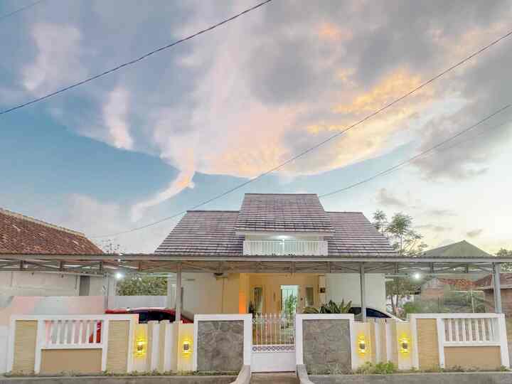 •Pagar Rumah di Pedesaan ✨

Pagar rumah minimalist, dengan perpaduan warna putih beige serta variasi batu alam supaya tidak monoton, selain itu juga menggunakan lighting warm untuk menambah kesan hangat. 

Sengaja tidak tinggi, karena kami tinggal di pedesaan, sehingga supaya tidak terkesan menutup diri dengan tetangga di pedesaan 😁

#PagarMinimalis #PagarRumahMinimalis #PagarBesi #PagarBatuAlam #InspirasiPagar #PagarStyle 