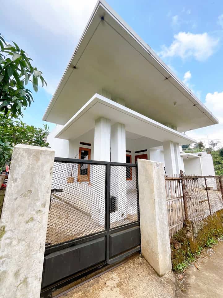 Sudah 2 tahun rumah kami masih belum memakai pagar rumah yang layak, ini masih pakai pagar kebun mangga. Tapi kami sudah mengganti pintu gerbang karna yang lama sudah tak layak. Pintu gerbang hitam yang minimalis ini kami custom di bengkel las dekat rumah dengan budget 1,2jt. 

Masuk ke area teras rumah kami tambahkan kursi dan meja jati untuk sekedar santai sambil ngopi. Teras ini ukurannya sekitar 3x4m cocok banget jadi tempat ngumpul sambil menikmati pemandangan kebun mangga. 

#BumiGerrd #GerbangRumahMininalis #GerbangBesi #CatRumah #CatPlafon #KurisJati #InspirasiGerbang #InspirasiFasad #InspirasiTeras #GerbangStyle #FasadStyel #TerasStyle