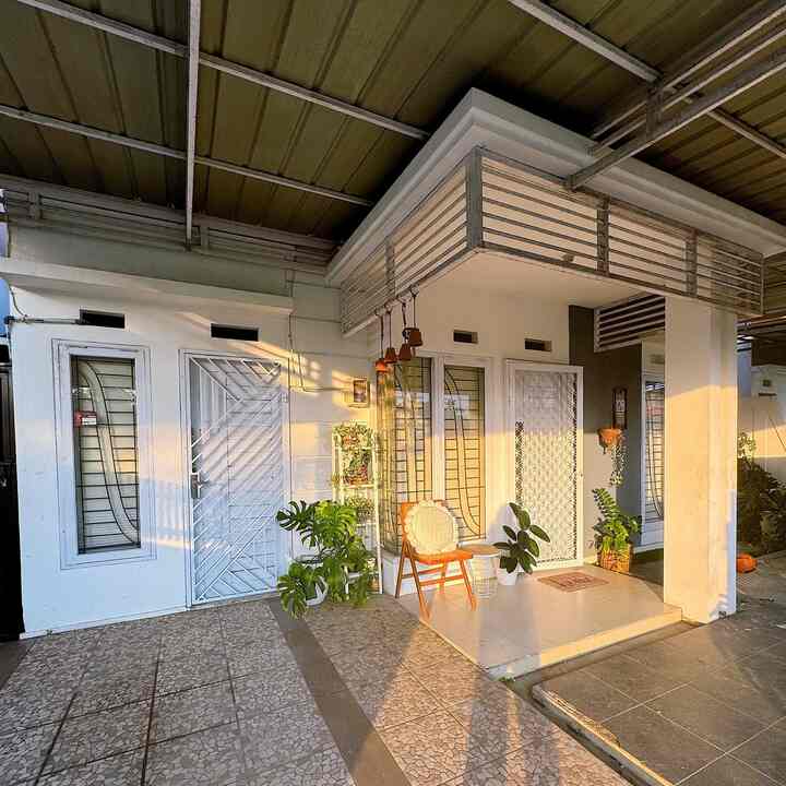 Good morning from the original Fasad from the developer
Still simple and ordinary 😁
I still like white paint for the facade, even though it gets dirty easily, it looks clean
Plus green plants make it even better...
Hopefully inspiring 🫶🏻

#MinimalistHomeFence
#IronFence
#FasadInspiration
#FasadStyle