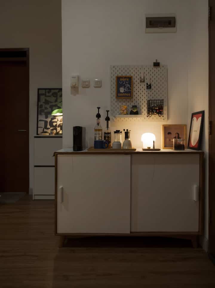 Coffee corner adjustment☕️

Pada akhirnya kami kembali menata cabinet ini di sudut ruang bagian ini untuk coffee corner. Cabinet ini berwarna cokelat untuk keseluruhan covernya, dan putih untuk pintunya. Agar sesuai dengan tema rumah kami. Bagian atas kami susun peralatan dan perlengkapan untuk menjadi coffee corner.

#cabinetjati #coffeecorner #mesinkopi #InspirasiCoffeeCorner #InspirasiLivingRoom #CoffeeCornerStyle