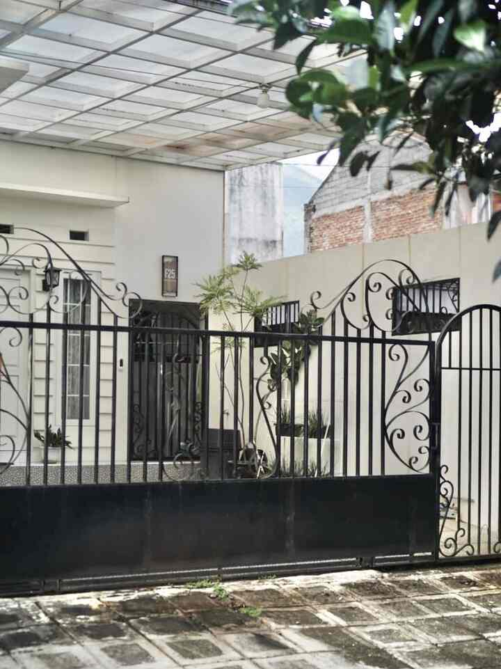 •予算内でクラシックなエレガンスを実現•

クラシックな鉄製デザインにインスパイアされた当社の黒いフェンスは、アーチ型の形状と洗練された黒い仕上げで、時代を超えたエレガンスを演出します。

メンテナンスの手間を省くために黒を選択し、環境に優しいように古いフェンスの素材を可能な限りリサイクルすることで、予算を抑えました。スタイルと持続可能性を融合させることが大事です。すべてがうまくいったので、とても気に入っています!

どう思いますか?

#InspirasiPagar #PagarStyle #InspirasiPagarBesiKlasik #ClassicIronFence #ArchDesign #BlackFence #SustainableLiving #RecycledMaterials #BudgetFriendlyDecor #TimelessElegance #HomeExterior #EcoFriendlyUpdate #HomeDecor