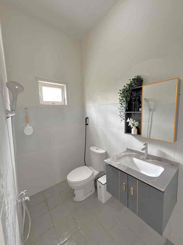 •Transformasi Kamar Mandi/ Powder Room ✨

Di kamar mandi luar/ powder room, kami tambahkan washtafel 1 set. 
Washtafel yang kami gunakan berbahan alumunium sehingga tahan terhadap air. 
Dengan adanya washtafel ini memudahkan tamu untuk cuci tangan atau muka tanpa harus basah basahan 😀

Selain itu dengan ditambahnya washtafel ini membuat tampilan kamar mandi lebih proper✨

~slide terakhir adalah kondisi sebelum renovasi 

#KamarMandiMinimalis #WashtafelKamarMandi #Bathroom #SmallChangesBigImpact #InspirasiRenovasi