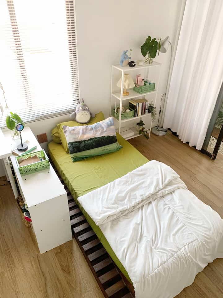 Penambahan slidding door untuk menyatukan balkon dan kamar ternyata pilihan yang tepat.
Ruangan jadi lebih luas dan terdapat privat balkon dikamar.
#privatbalkon #sliddingdoor #lantaigranitvinyl #roster #kamartidur #catkamar #lantaikamar #rak
#SmallChangeBigImpact
#InspirasiRenovasi