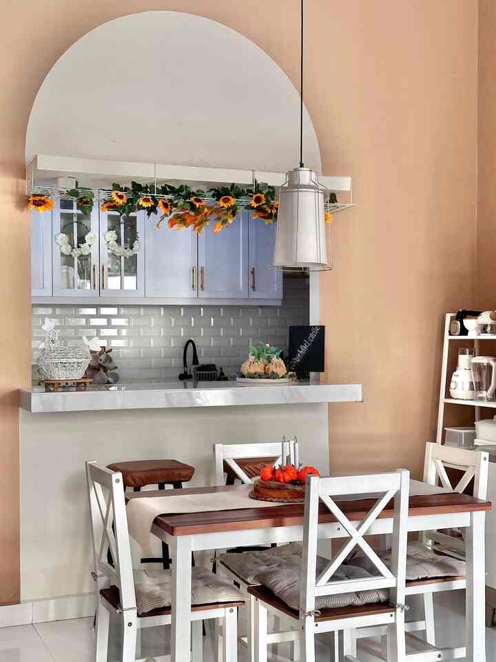 •Perubahan Kecil, Dampak Besar: Perombakan Bar Dapur DIY•

Memberikan sedikit keajaiban pada bar dapur saya dengan lapisan cat baru dan desain lengkung.

Perombakan sederhana, tetapi menambah begitu banyak pesona dan karakter pada seluruh ruangan. Suka bagaimana perubahan kecil membawa dampak yang begitu besar.

#PerubahanKecilBerdampakBesar #InspirasiRenovasi
#PerombakanBarDapur #DIYHomeDecor #ArchDesign #HomeMakeover #FreshPaint #MinimalistVibes #KitchenInspo #HomeDecor #SmallSpaceStyle #ModernTouch