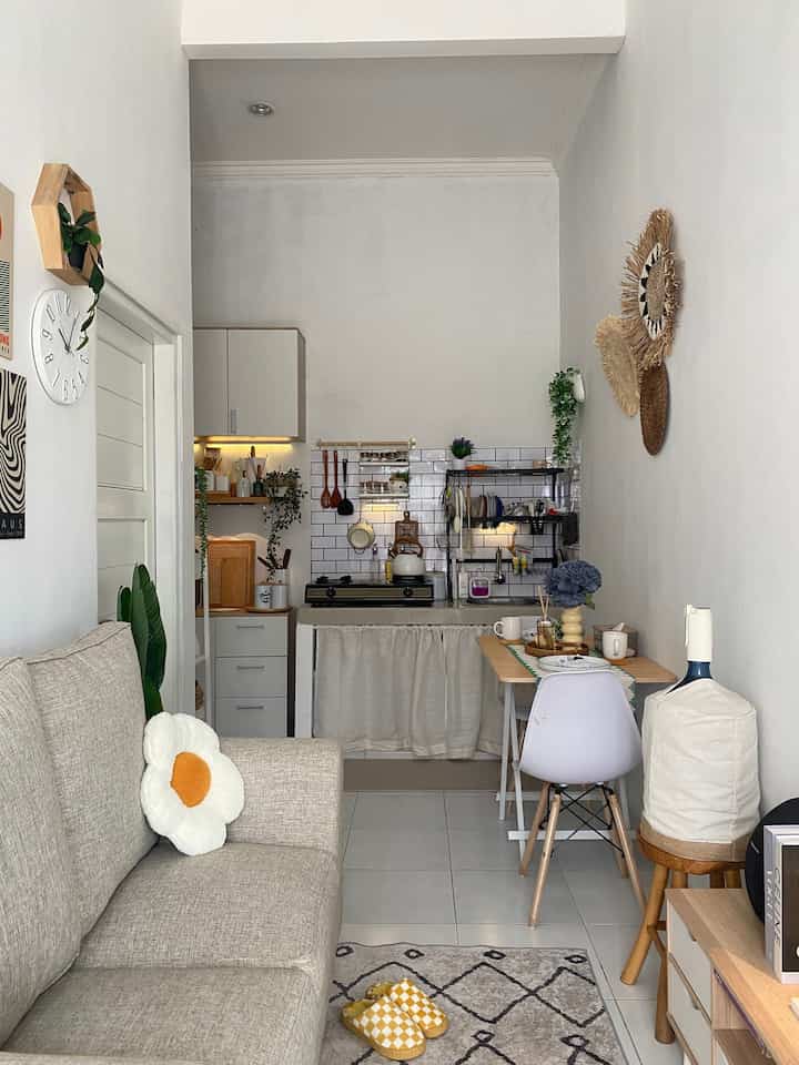 Makeover Dapur Sewaan ✨

Kenapa sih kami memilih untuk makeover padahal kan bukan rumah sendiri ?

Simple, biar betah 🫶🏻
Sebetulnya yg kami makeover itu awalnya hanya menambahlan wallpaper vinyl, dan rak piring itu saja udah bikin bedaa looknya. Lalu kami tambahkan kitchen set dan lampu led 💕

Makin kaya rumah sendiri 🫶🏻 

#kitchenset #gprdenkolongdapur #rakpiring #rakgantung #kesetdapurpanjang #wallpapervinyl #wallpaperdapur #lampuled #smallchangesbigimpact #inspirasirenovasi