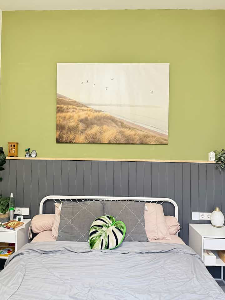 Cuma ganti cat dinding, vibes langsung berubah ✨

Di awal tahun 2024, kami memutuskan untuk menambah warna di rumah kami dengan memasukkan unsur warna kesukaan saya, yaitu hijau.

Selain hijau di pernak-pernik, kami juga mengecat kembali warna diatas backdrop kasur dari warna abu (slide 5) dengan cat hijau. Dan seketika vibesnya langsung berubah menjadi segar 🥹🥹✨

Ternyata gak perlu membuat perubahan besar untuk membuat sesuatu kembali ceria ya 🥹🥹

#catkamar #cathijau #backdropkamar #kamartidur #kamarminimalis #smallbedroom #smallchangesbigimpact #inspirasirenovasi