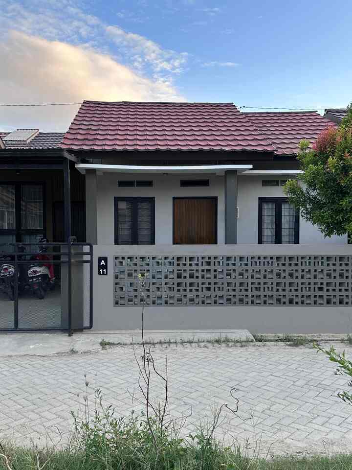 Material roster menambah kesan estetik 🏡

Pagar tembok roster menjadi salah satu pilihan terbaik di era sekarang, selain berfungsi sebagai ventilasi udara, roster sendiri memiliki pola lubang yang beragam dengan tampilan yang estetik. 

Pagar ini tidak terlalu tinggi, untuk warna tembok roster kami lakukan beberapa kali pengecetan, hingga akhirnya kami memilih kombinasi warna abu tua & muda, terkesan lebih minimalis dan sederhana. 

#pagarrumah
#pagarminimalis
#fasadrumah
#roster
#InspirasiPagar
#PagarStyle
#PagarRoster